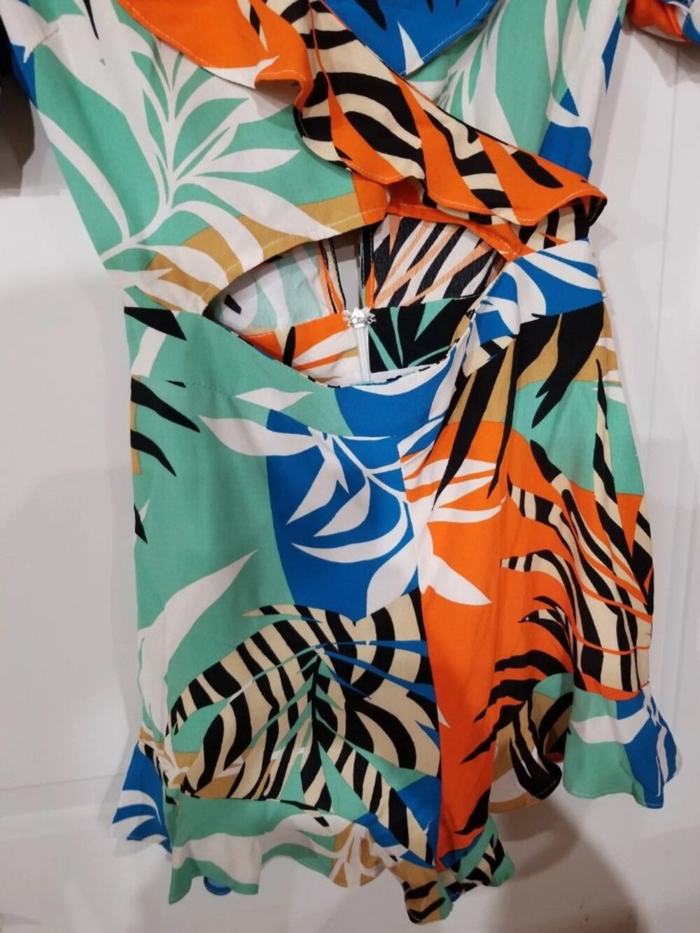 Lulumari Size Small V Neck Cut Out Ruffle Romper Tropica - Picture 4 of 7